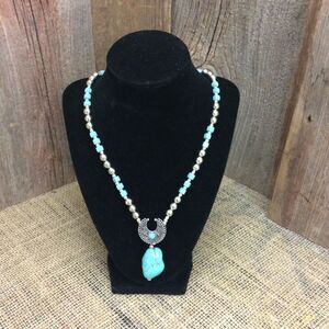 Beautiful South Western style Turquoise colored Howlite silver plate necklace